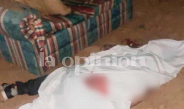El cuerpo quedó tendido junto a un sofá. Las autoridades investigan si todo se trató de una confusión. Cortesía