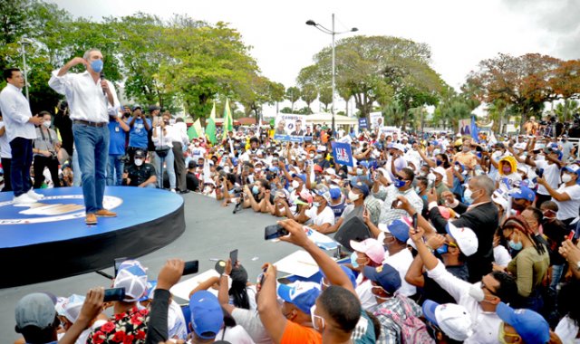 El candidato presidencial de la oposición dominicana por el Partido Revolucionario Moderno (PRM), Luis Abinader, durante un mitin de campaña en Santo Domingo.
 AFP