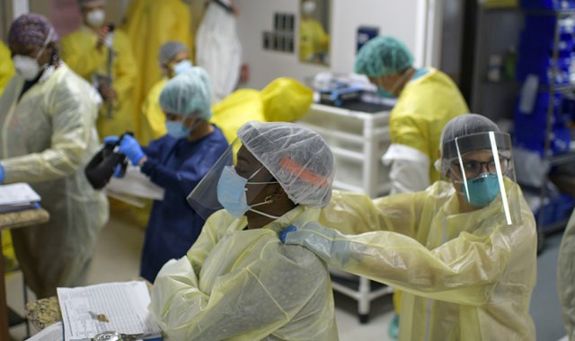Personal médico preparándose para un día de trabajo en el Texas Medical Center. AFP