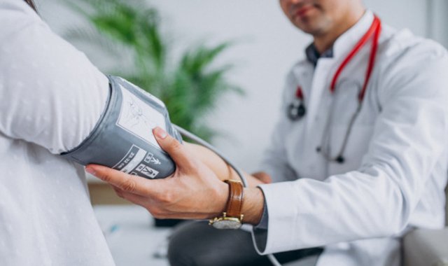 Cada año, alrededor de 5 millones de personas mueren en el mundo de un ACV que no se trata de forma correcta. Freepik.es