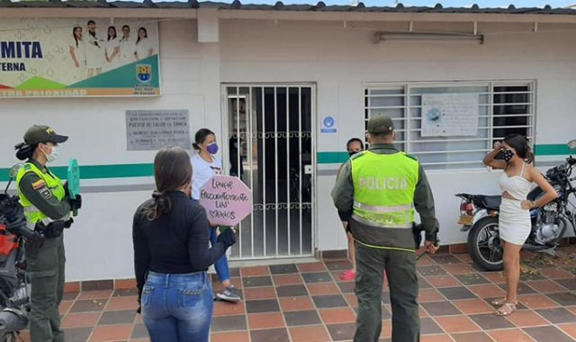 La Policía Nacional tuvo que hacer presencia a las afueras de la IPS La Ermita, luego de que varios vecinos denunciaran aglomeraciones. Cortesía