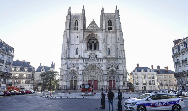 La brigada de bomberos trabaja para extinguir el incendio en la Catedral de San Pedro y San Pablo, en Nantes, Francia. AFP