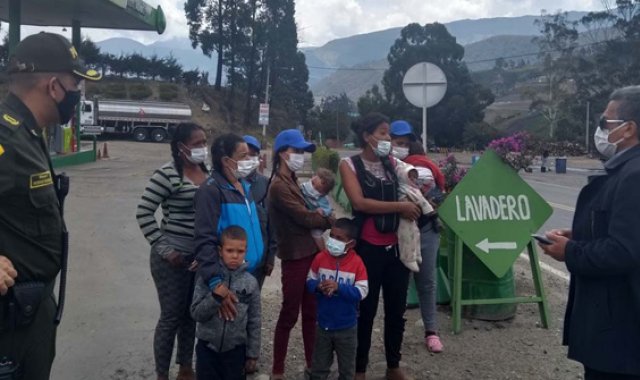 El alcalde  solicitó ayuda a Migración Colombia ayuda para mejorar el tránsito de los caminantes hacia Cúcuta.  Roberto Ospino