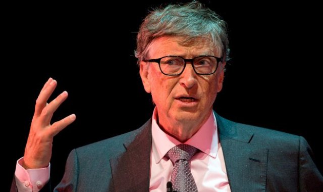 Falsos artículos de prensa y fotos trucadas de Gates se han viralizado en las redes sociales. Archivo / La Opinión