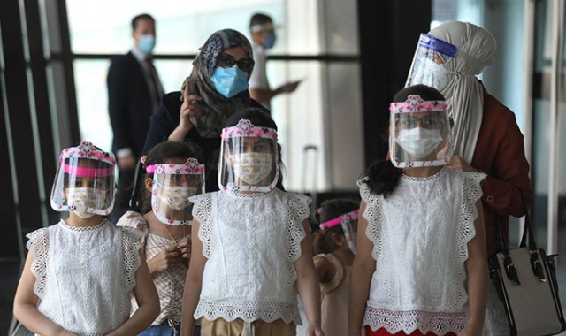 Esta familia iraquí cumple las recomendaciones de las autoridades de Bagdad para evitar que la pandemia se siga propagando por ese país y por todo el mundo. AFP