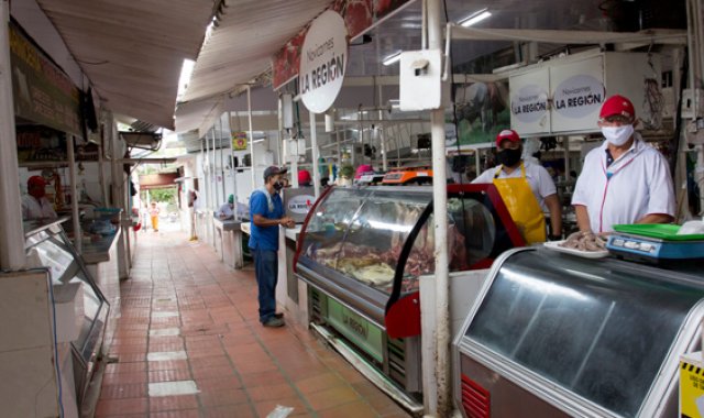 La plaza de mercado de Claret continuará haciendo jornadas de desinfección y concientización, para que tanto los clientes como los comerciantes apliquen las medidas sanitarias y así garantizar el abastecimiento de alimentos. Luis Alfredo Estévez