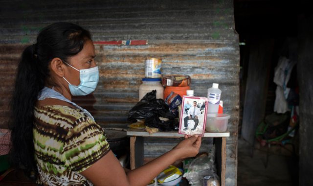 Otra historia en ese país es la de Rebeca Valle de Barrera, quien tambien dio positivo por COVID-19. La mujer relató cómo murió su esposo y sus cinco hijos sobrevivieron. AFP