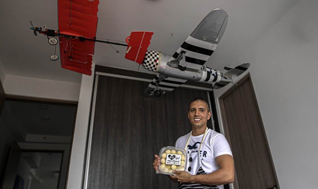 Juan Salazar, a sus 40 años y con dos hijas, ha visto suspendido temporalmente su contrato en la aerolínea comercial panameña para la que trabaja. AFP