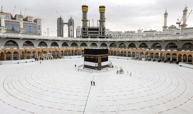 Por primera vez en la historia, las peregrinaciones de este año a La Meca no serán tan multitudinarias por culpa de la pandemia. AFP