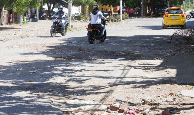 La pavimentación de las calles del barrio Aniversario II quedaron sin terminar. Al ser vías principales, se han ido deteriorando y los huecos son cada vez mayores. A causa de estos ya se han presentado varios accidentes de motociclistas. Alfredo Estévez