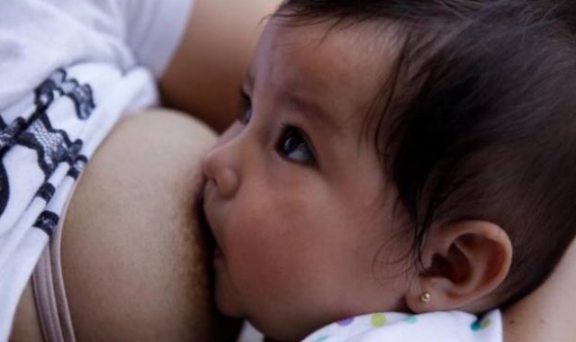 Las madres lactantes interesadas en participar deberán seguir varios pasos en las redes sociales. Archivo / La Opinión