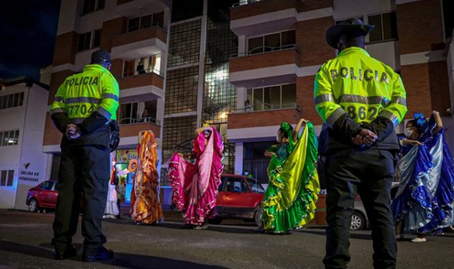 La Policía con el grupo de Danzas Catuna iniciaron el Festival Andante en Pamplona. Cortesía