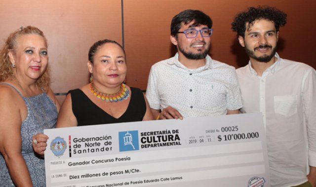 A sus 40 años y natural de Montería (Córdoba), la docente Ela Cuavas Acosta se convirtió en la primera mujer en ganar el Concurso Nacional de Poesía Eduardo Cote Lamus, que en 2019, llegó a su edición 20. Archivo La Opinión