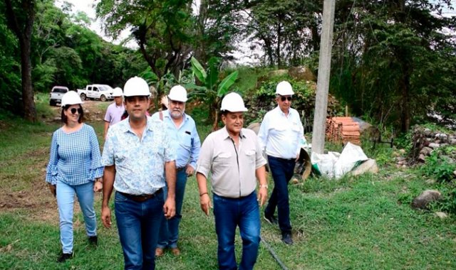 El haberse posesionado en la gerencia de la EIS Cúcuta, en aparente inhabilidad, tiene en la cuerda floja al subcontralor del municipio Francisco Cortés (primero de izquierda a derecha).. Cortesía