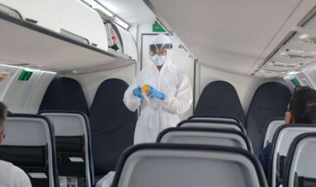 Dentro del avión se cumplen todos los protocolos de bioseguridad. Archivo / La Opinión
