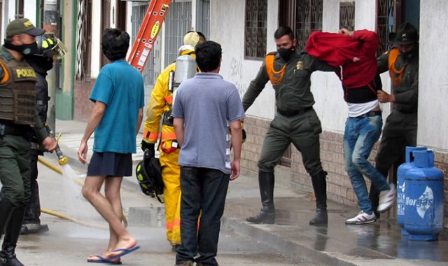 Los bomberos y la Policía evitaron una emergencia en Pamplona. Roberto Ospino