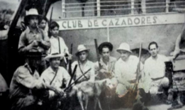 Algunos miembros del Club de Cazadores posaron frente al edificio insigne de los cucuteños. Cortesía