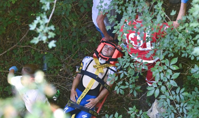 El corredor fue trasladado en ambulancia al hospital Santa Ana de Como. AFP