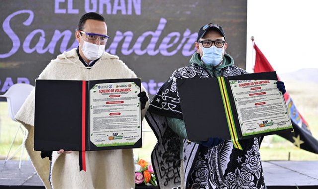 Los gobernadores de Norte de Santander y Santander, Silvano Serrano y Mauricio Aguilar, respectivamente, firmaron ayer, en el páramo de Berlín, la creación de la Región Administrativa de Planeación (RAP). Cortesía