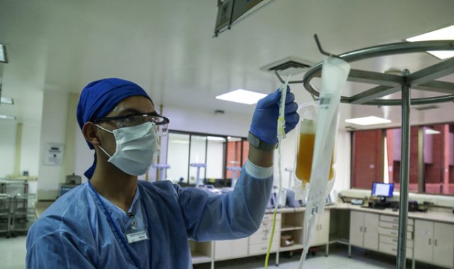 Resulta alarmante que los trabajadores contagiados que no pueden realizar actividades desde casa y necesitan desplazarse hasta sus lugares de trabajo, no reciban la incapacidad médica para justificar el ausentismo laboral ante el empleador. Colprensa