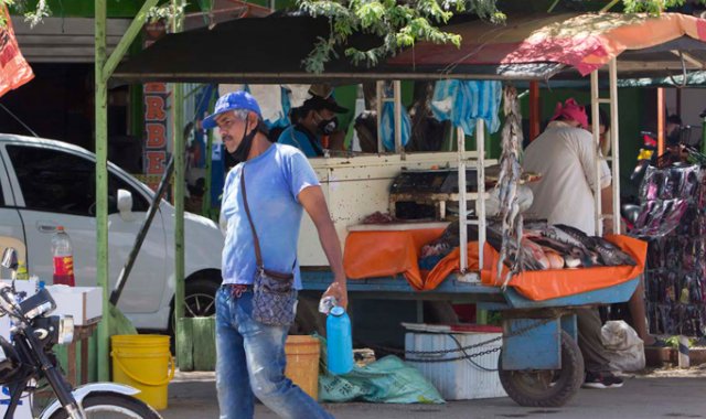 En el barrio Comuneros, la venta de alimentos al aire libre no fue controlada. El comercio informal trabajó de manera normal como se evidencia en la fotografía.  Alfredo Estévez