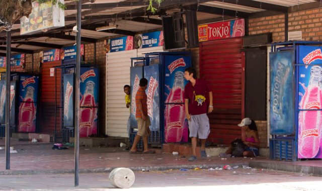 Los habitantes de calle parecen ser ahora los propietarios de las casetas. La comunidad denuncia que esta población permanece día y noche alrededor de la zona, no solo consumiendo drogas, sino también robando.  Alfredo Estévez