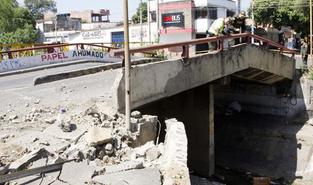La detonación de explosivos provocó la destrucción del puente Jorobado. Cortesía