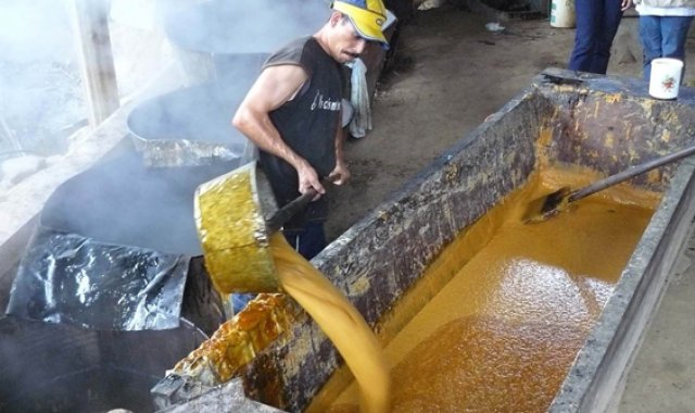 La producción panelera nacional es principalmente a pequeña escala, por lo que la entrada de grandes azucareras al mercado generaría una competencia desleal. Archivo La Opinión