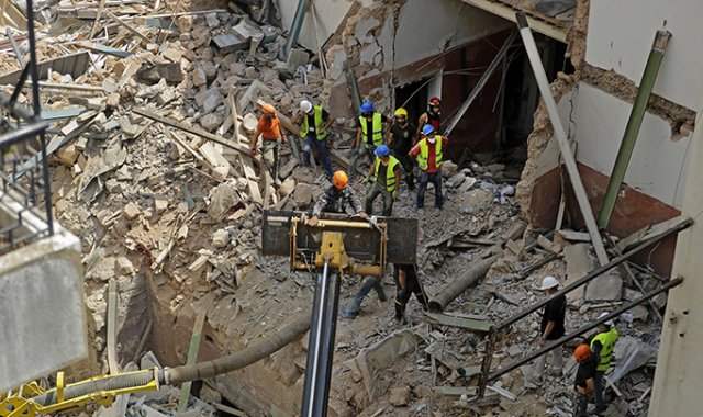 Un grupo de socorristas chilenos registró latidos de corazón gracias a un escáner, un mes después de la devastadora explosión en la capital libanesa. AFP
