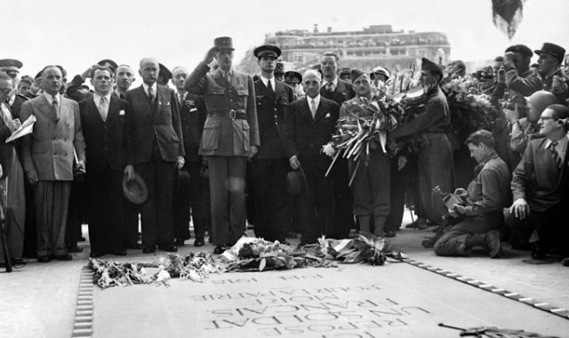 El general Charles de Gaulle deposita una ofrenda floral en la tumba del Soldado Desconocido en el Arco del Triunfo, en París. Archivo