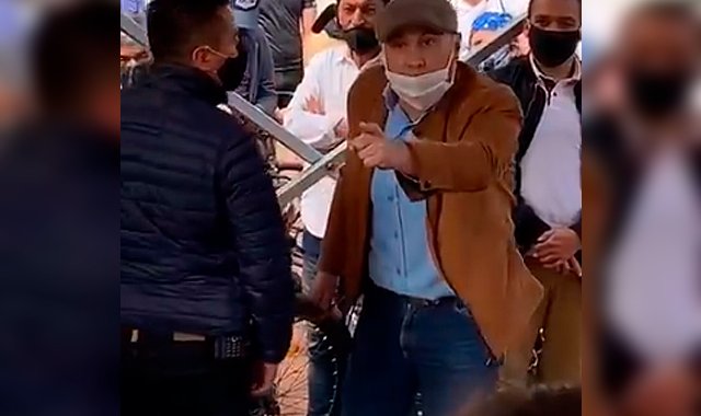 El hombre arremetió contra la alcaldesa por ser homosexual. Captura de video