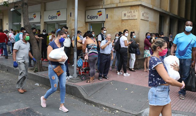 El efectivo es el medio de pago preferido en el 88% de los casos. Archivo / La Opinión