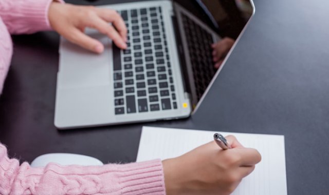 Estarán abiertos más de 100 cursos diferentes en categorías como negocios, diseño, emprendimiento, e-commerce, innovación, fotografía, marketing digital, manualidades, entre otros. Freepik.es