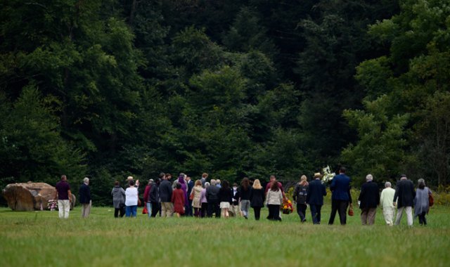 Familiares de las víctimas del Vuelo 93 caminan hacia el lugar del accidente, en Shanksville, Pensilvania, luego de una ceremonia en el Monumento Nacional del Vuelo 93 que conmemora el 19 aniversario del los ataques terroristas del 11 de septiembre  de 2001. AFP