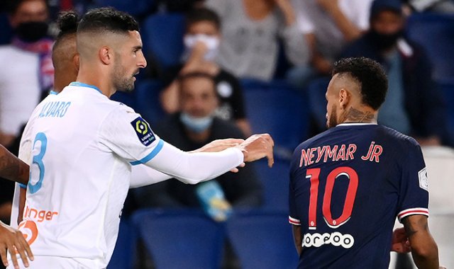 El defensor español del Marsella Álvaro González, reacciona con el delantero brasileño del Paris Saint-Germain Neymar. AFP