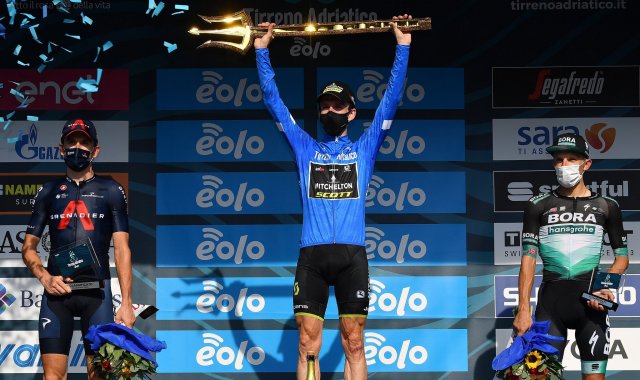 Yates terminó con 17 segundos de ventaja sobre el ganador del Tour de Francia de 2018, el galés Geraint Thomas, y 29 sobre el polaco Rafal Majka.
Tomada de Twitter @MitcheltonSCOTT