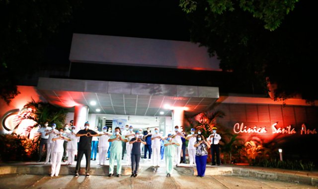 El personal de la salud de la Clínica Santa en un homenaje a los empleados de este sector. Juan Pablo Cohen