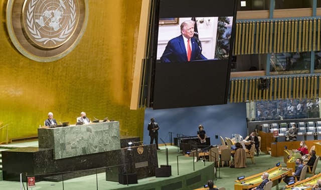 Presidente de los Estados Unidos, Donald Trump (en la pantalla), mientras se dirige al debate general de la septuagésima quinta sesión de la Asamblea General de las Naciones Unidas. AFP