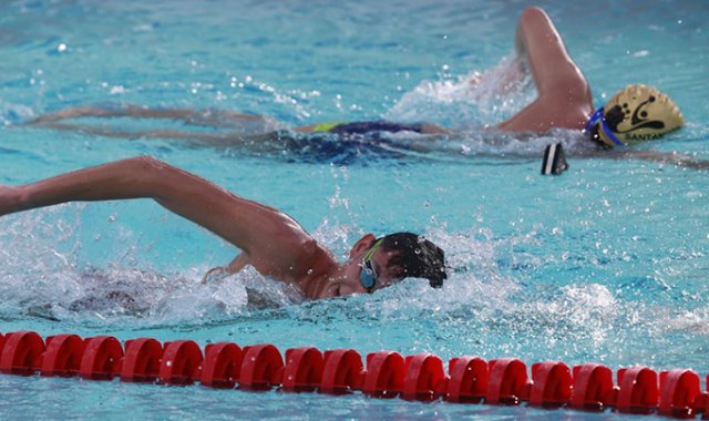 Más de 200 nadadores federados del departamento comienzan desde cero a entrenarse en el complejo acuático. Juan Pablo Cohen / La Opinión