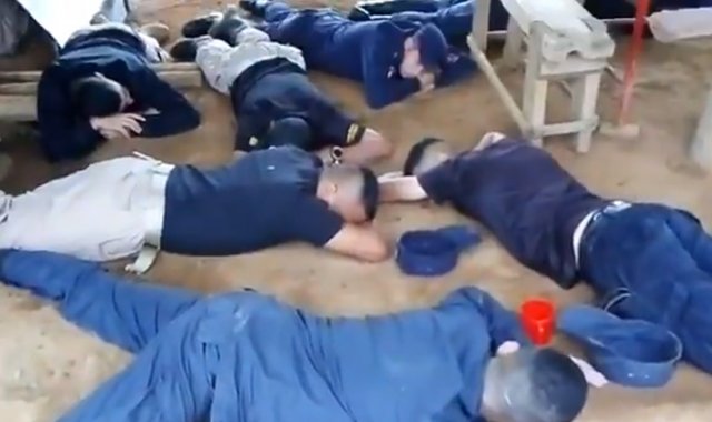 En el video se observa a un grupo de aproximadamente 20 soldados que se encuentran en el suelo, con las manos en la nuca. Tomada de Twitter