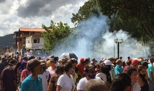 El país caribeño atraviesa la peor crisis con servicios colapsados.  AFP