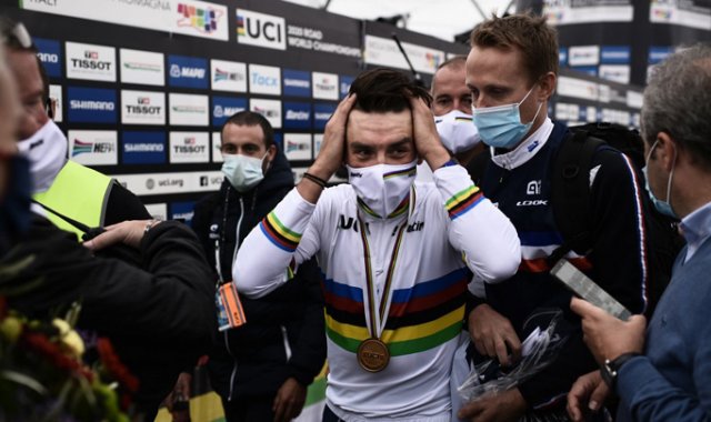 La reacción de Julian Alaphilippe después de ganar el Mundial de Ciclismo de Ruta, de 258,2 kilómetros alrededor de Imola. AFP