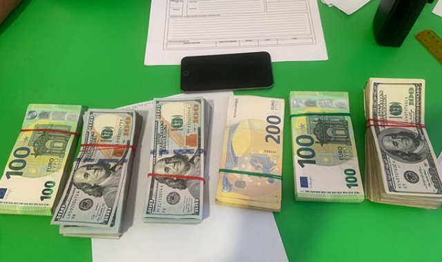 El detenido les aseguró a las autoridades que el dinero era de un cambista de divisas. Cortesía