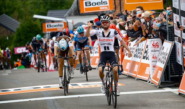 El suizo Marc Hirschi, de 22 años, ganó por primera vez la clásica belga.  @TeamSunWeb