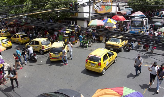 Uno de los graves problemas de movilidad lo representan los tiempos de espera en los semáforos, lo que genera enormes atascos vehiculares. Alfredo Estévez / La Opinión