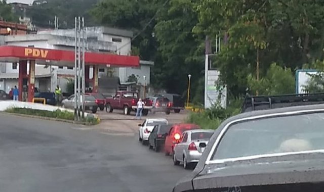 Largas filas para tanquear en Venezuela. Cortesía