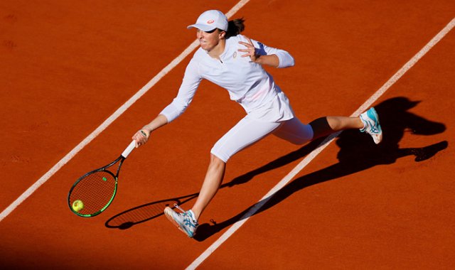 Durante las dos semanas del Roland Garros, Swiatek no perdió ningún set. Sofia Kenin inició el partido con una venda en su muslo izquierdo.  AFP