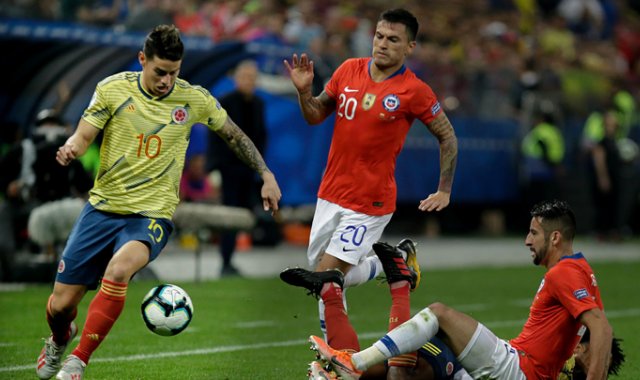 James Rodríguez marcó en los dos últimos juegos de Eliminatorias entre estas dos selecciones en la capital chilena,. Archivo