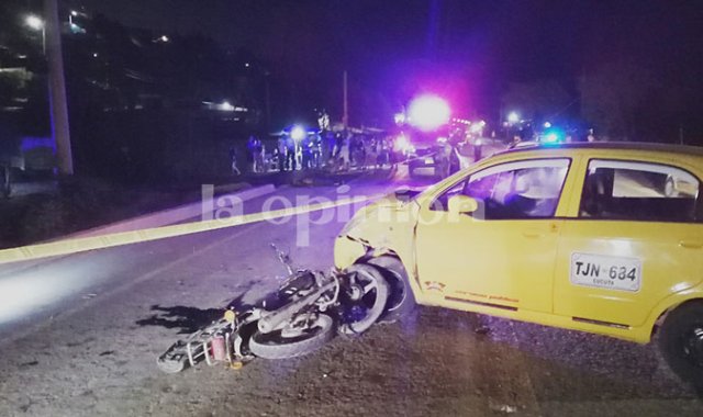 Edwin Darío Guerrero Galvis quedó muerto a un costado del Anillo Vial Occidental, frente a la invasión La Fortaleza.  Cristian Herrera