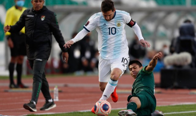 El combinado capitaneado por el astro Lionel Messi se mostró más cauteloso, buscando aprovechar alguna oportunidad que le cedieran los locales. AFP